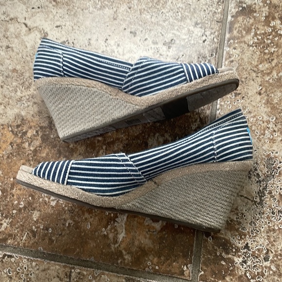 Tom’s blue and white striped wedges 8.5 - Picture 3 of 5